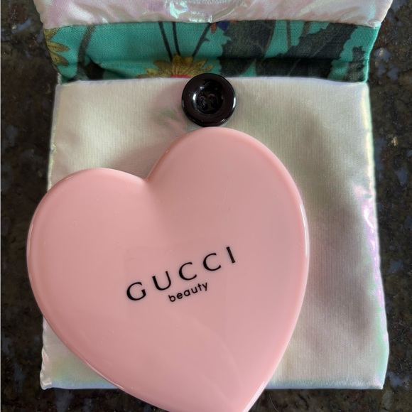 Gucci Beauty heart-shaped compact mirror with Iridescent Pouch - Picture 3 of 8